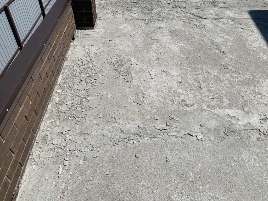 Пошкоджена крихка поверхя тераси