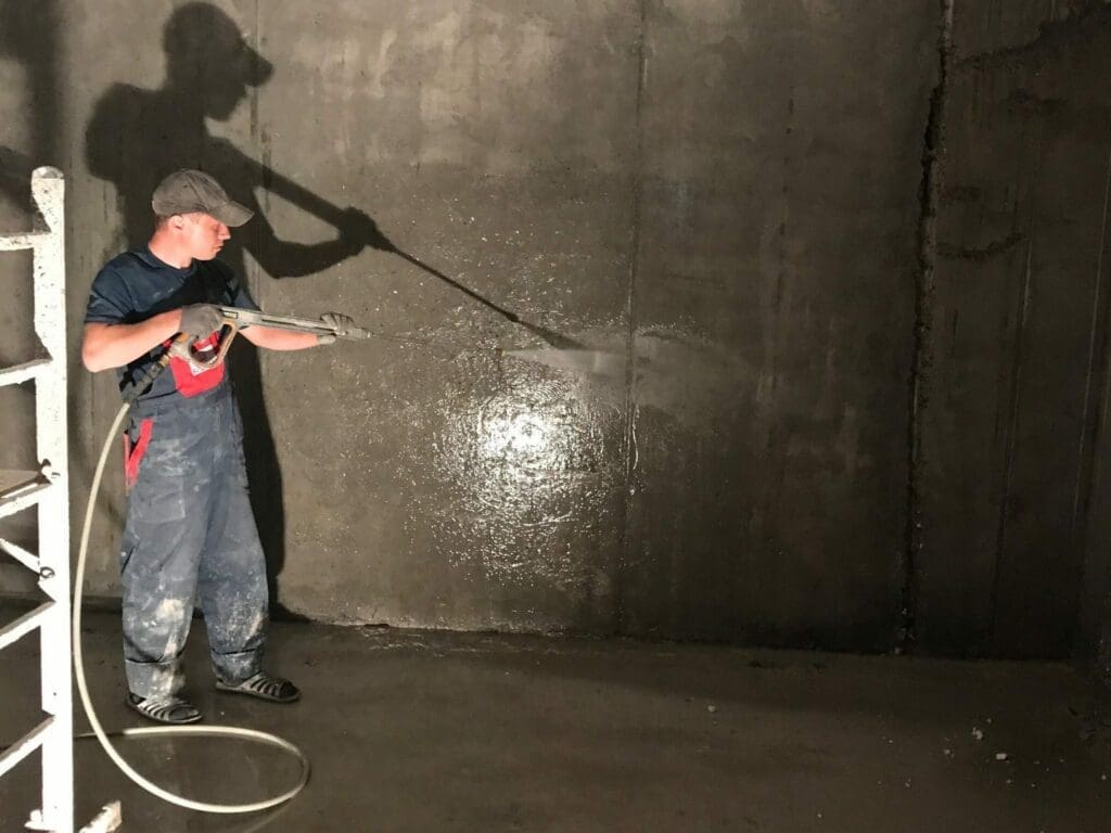Мийка бетонних стін резервуару високим тиском води