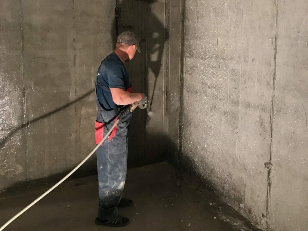 Мийка бетонних стін резервуару високим тиском води