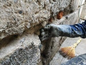 Процес ремонту старого та крихкого бетону