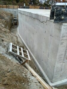 Бетонна стіна з дефектами