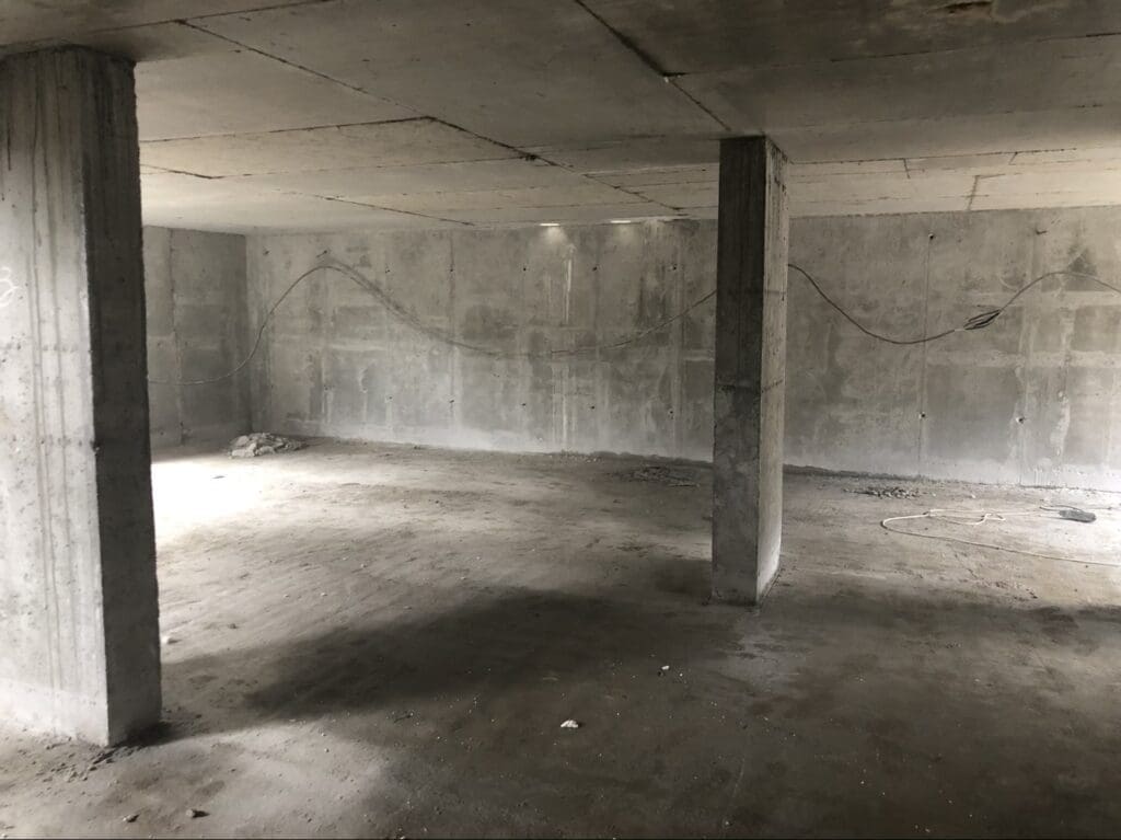 Очищені стіни паркінгу