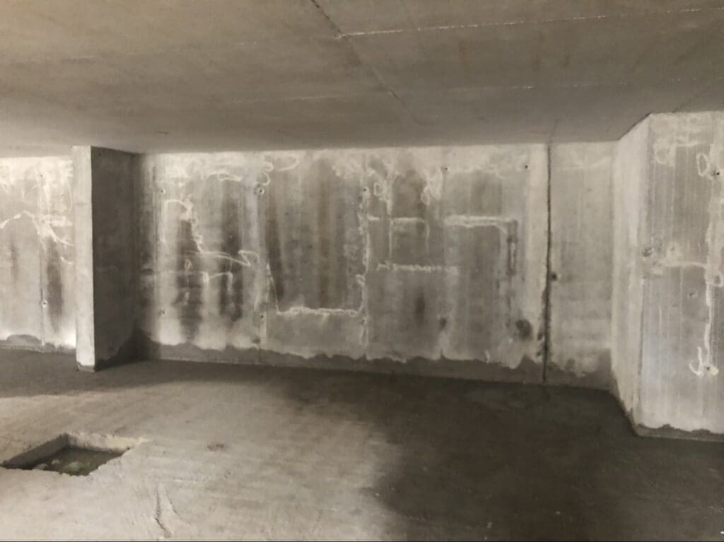 Очищена бетонна підлога та стіни паркінгу