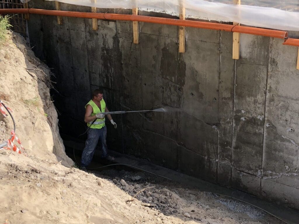 Мийка стін підвалу високим тиском води