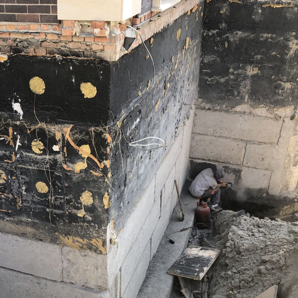 Очищення методом шліфування від бітумної гідроізоляції стін фундаменту