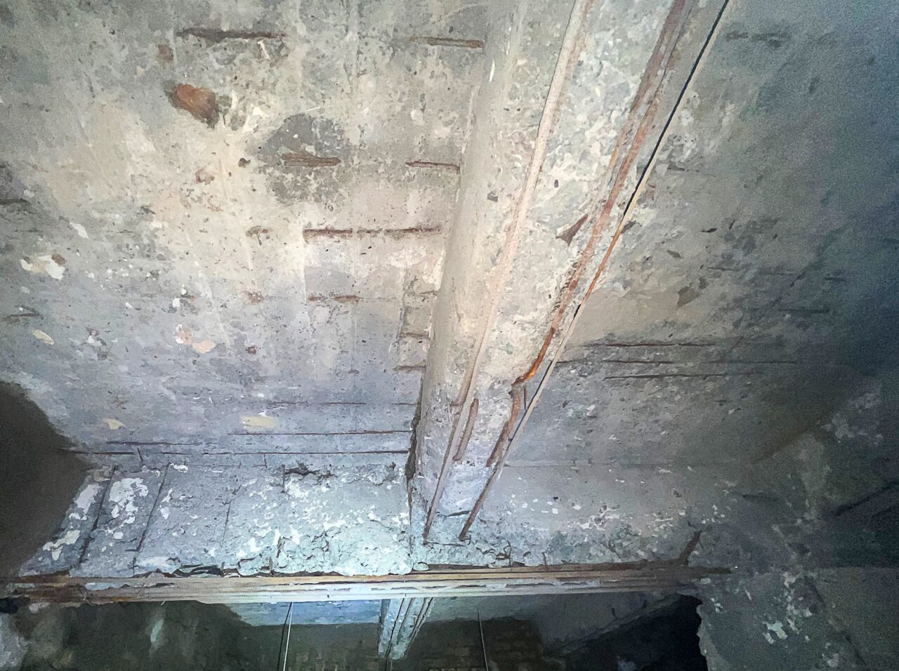 Фото зруйнованого бетону в приміщенні