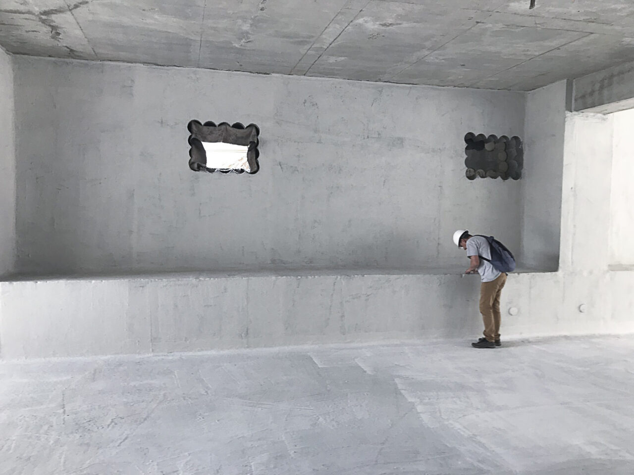 Інженер KRYS проводить досліження результатів гідроізоляційних робіт на обʼєкті