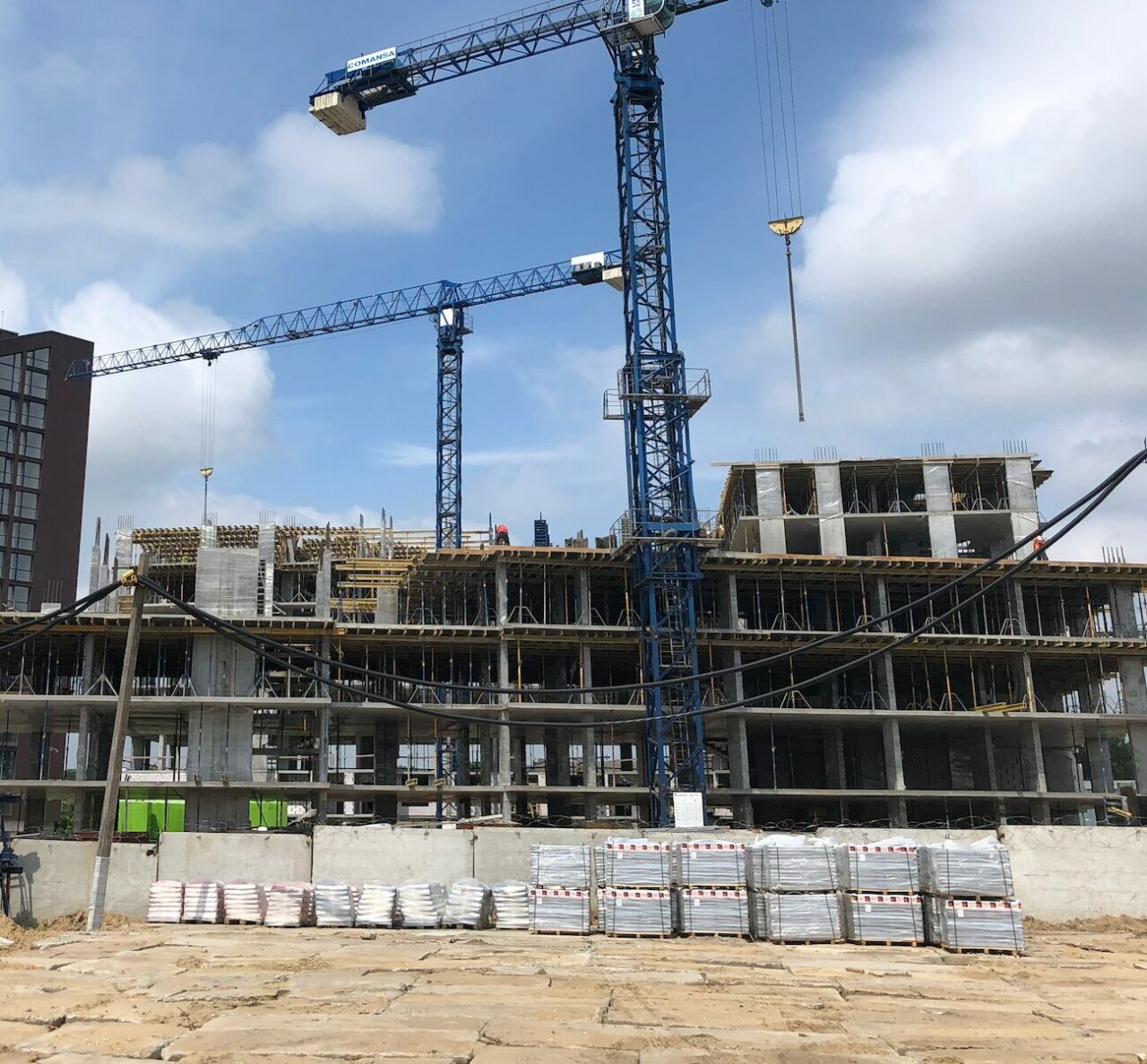 Фото будівельного майданчика з розміщеними матеріалами KRYS на палетах