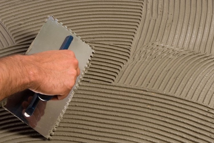 Процес укладання клею для плитки