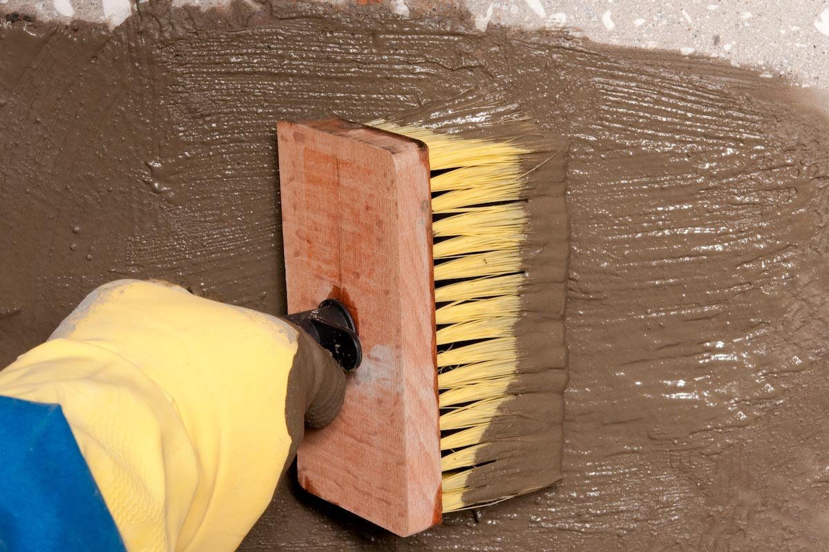 Процес нанесення гідроізоляційного обмазувального матеріалу на бетонну стіну