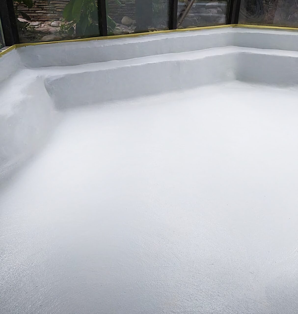 Фото підлоги приміщення з нанесеною гідроізоляцією білого кольору