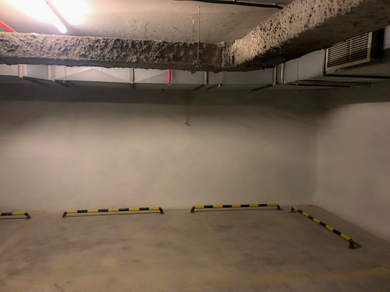 Фото частини паркінгу з відремонтнованими стінами та нанесеною гідроізоляцією