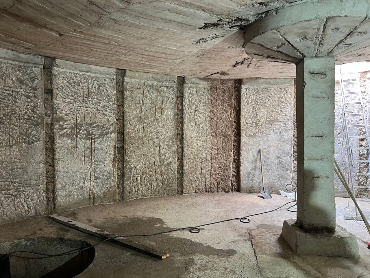 Фото бетонного резервуару для води з дефектами на стінах, підлозі та стелі