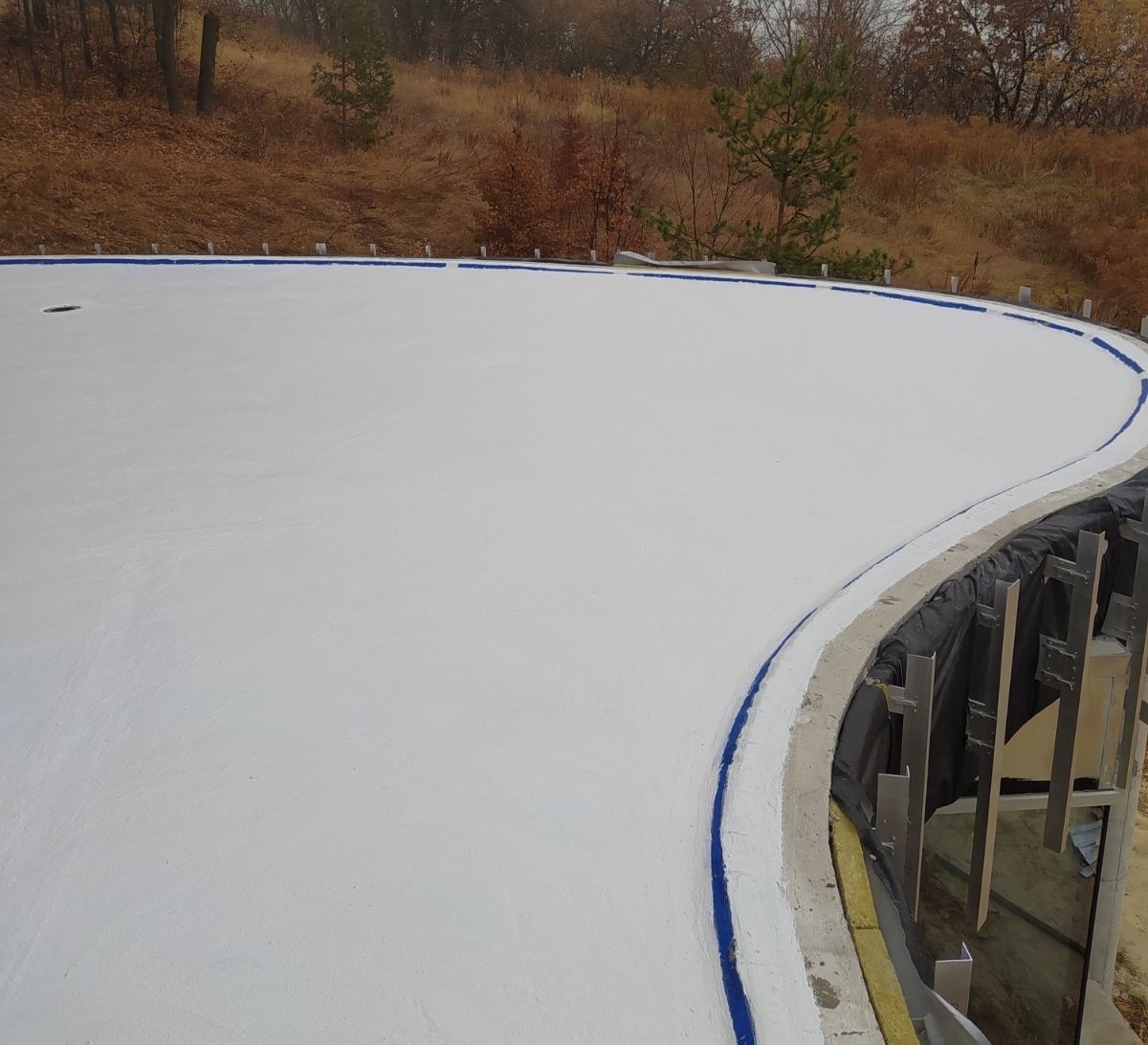 Фото тераси з нанесеною гідроізоляцією білого кольору