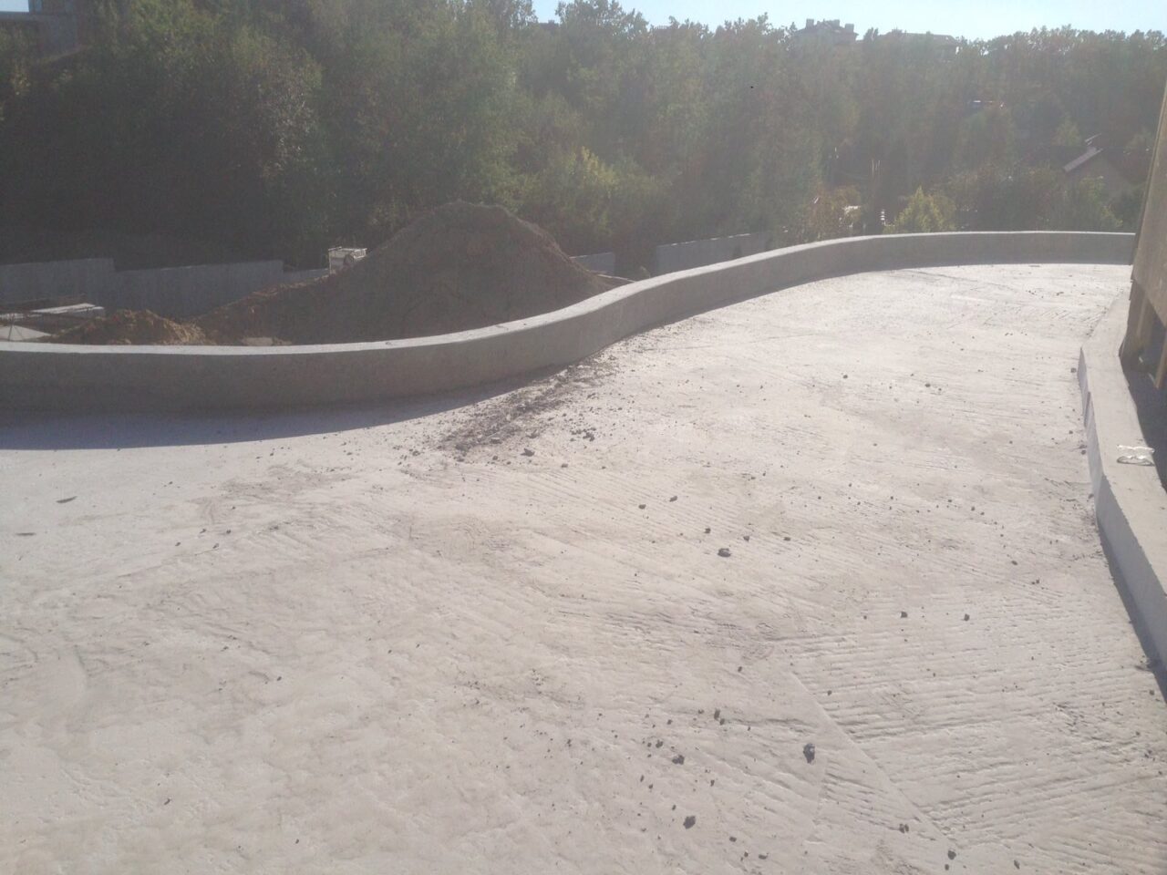 Фото тераси з явними дефектами бетону на поверхні